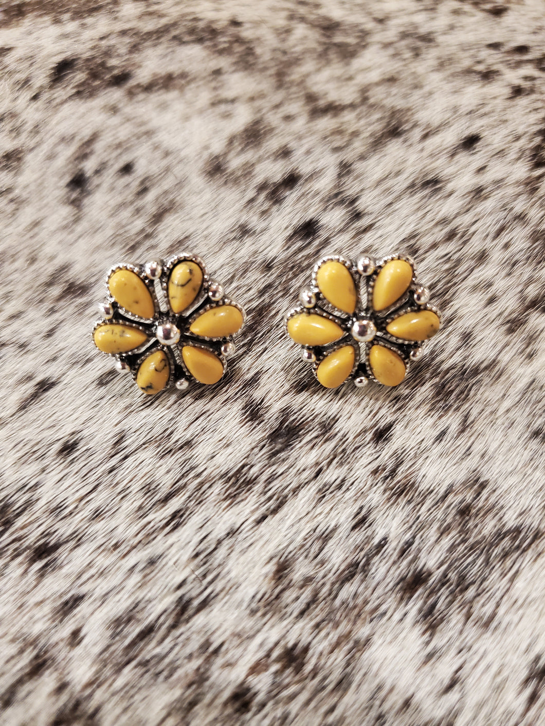 WESTERN YELLOW BLOSSOM STUD EARRING